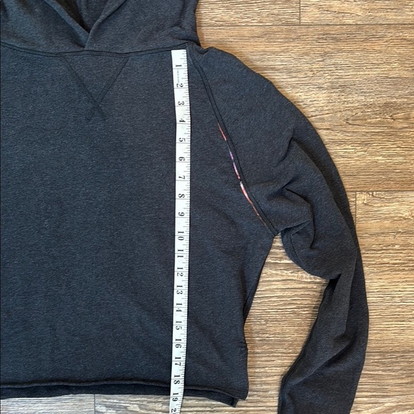 Lululemon Heathered Black Cropped Please Me Pullover Women's est Size 8 - Picture 6 of 9